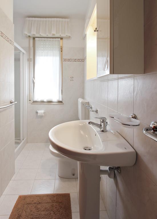 Residenza Ibsen Apartman Lignano Sabbiadoro Szoba fotó