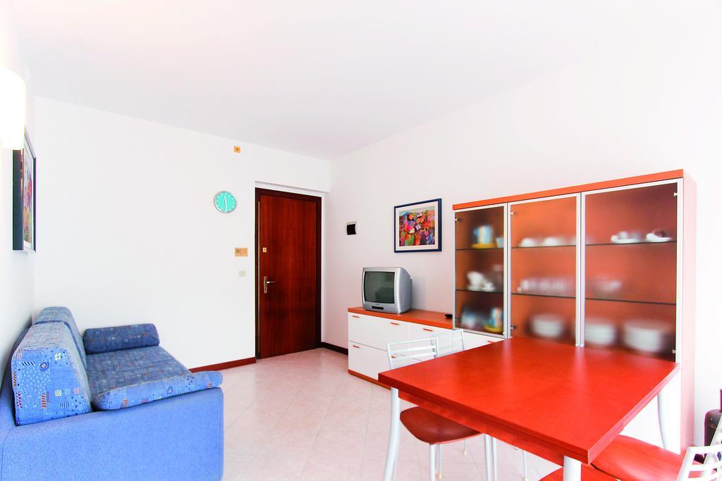 Residenza Ibsen Apartman Lignano Sabbiadoro Szoba fotó