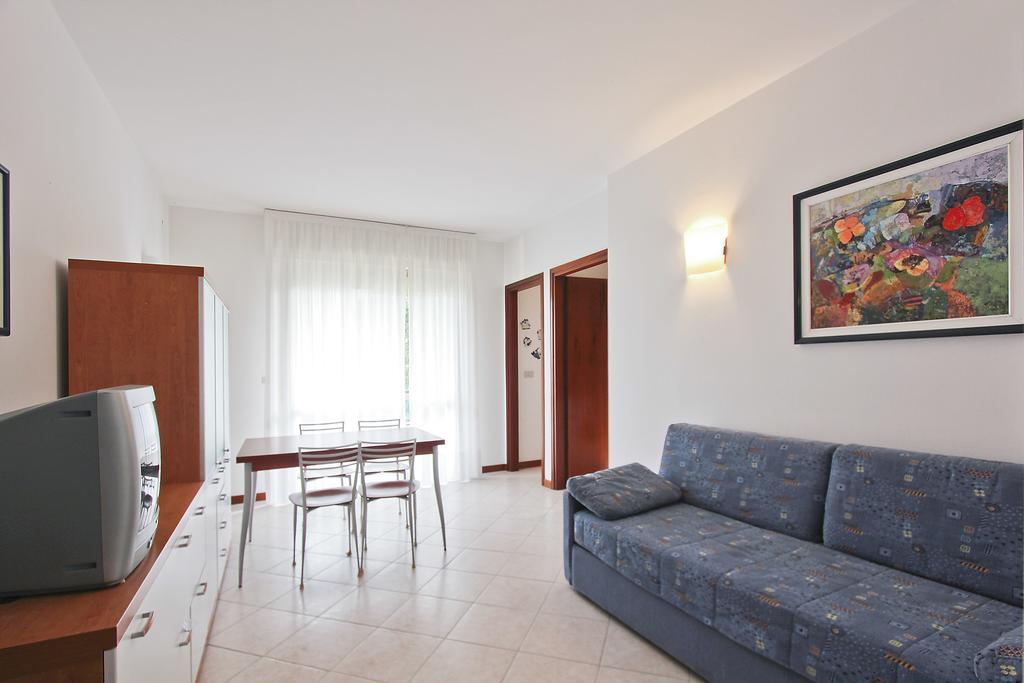 Residenza Ibsen Apartman Lignano Sabbiadoro Szoba fotó