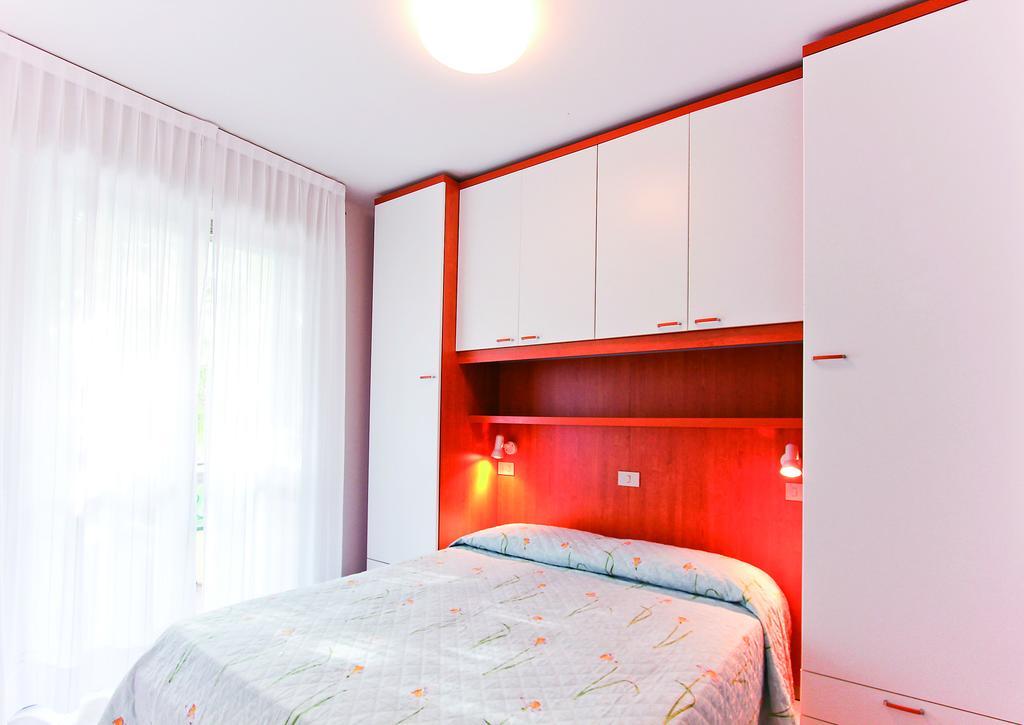 Residenza Ibsen Apartman Lignano Sabbiadoro Szoba fotó